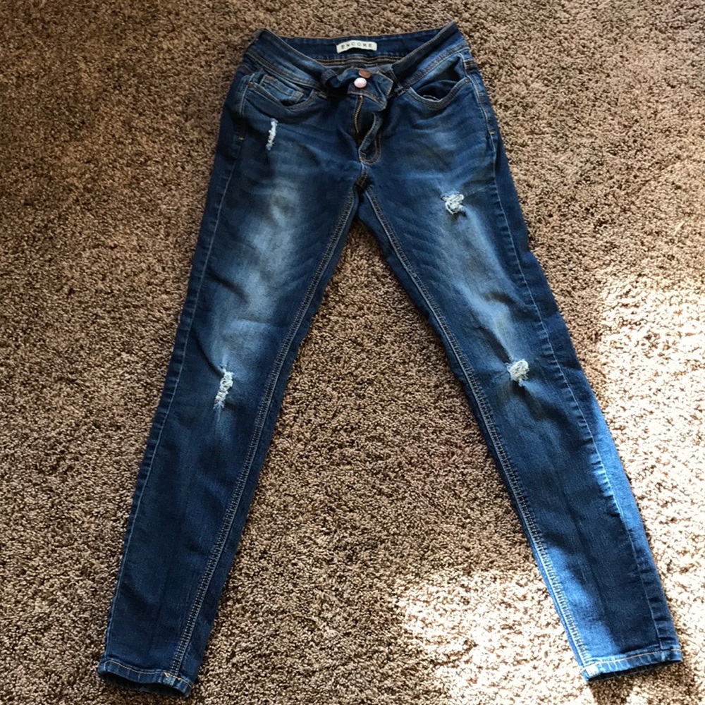 Encore comfortable little ripped jeans.
